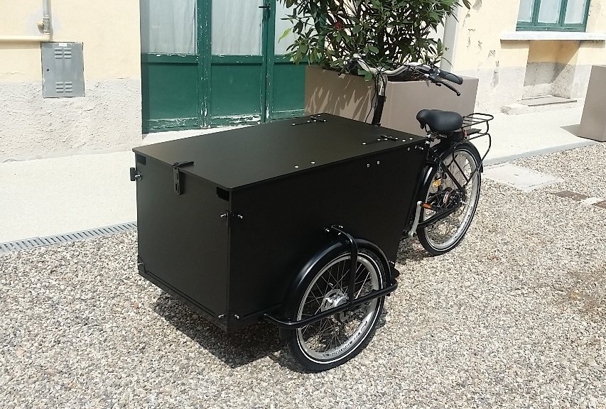 Cargo bike nera personalizzata per aziende