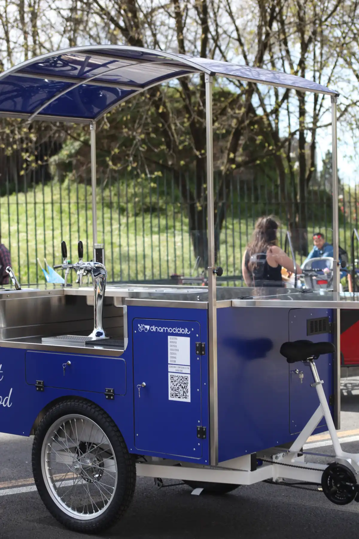 Cargo bike brandizzata per marketing esperienziale e impatto visivo