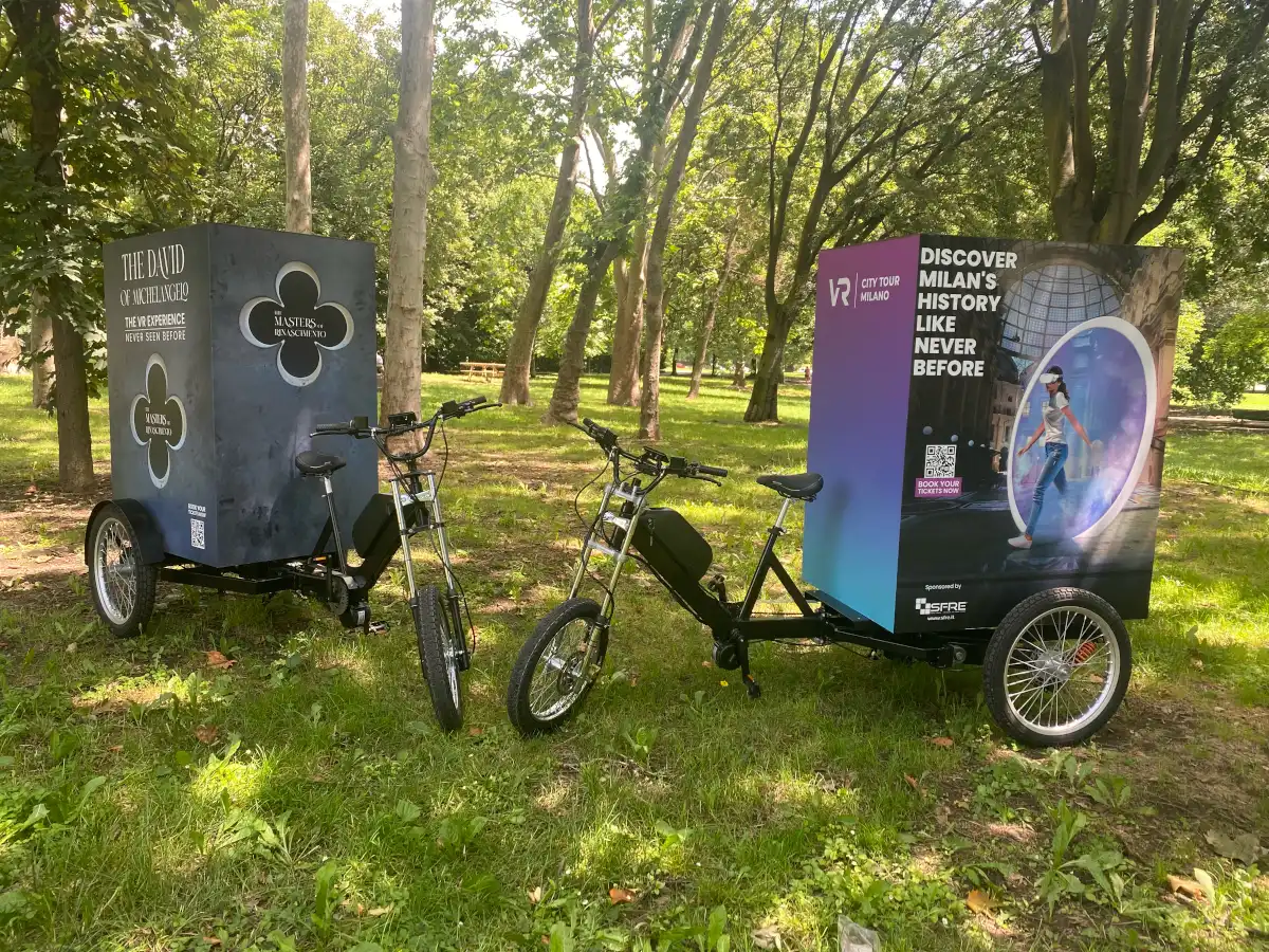 Cargo bike che fa pubblicità durante consegne e spostamenti urbani