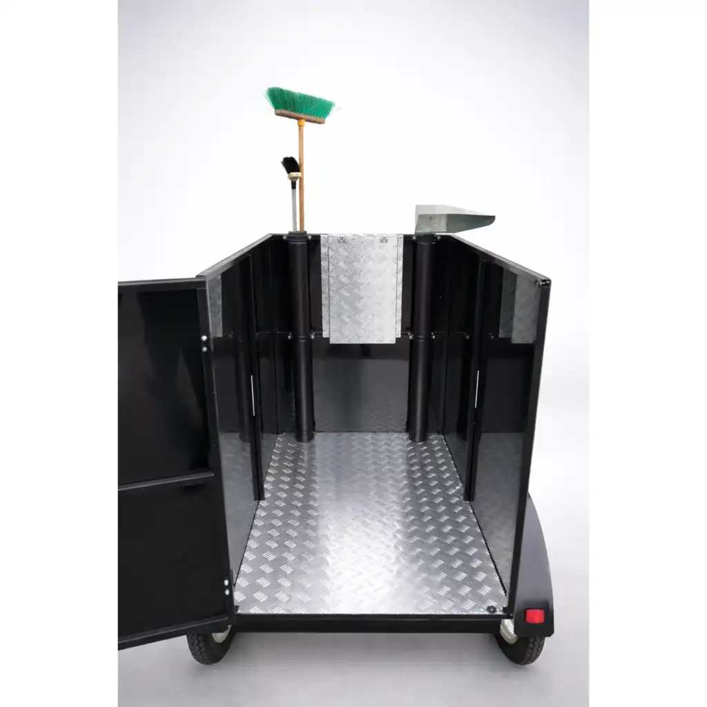 Vista ravvicinata del cassone aperto con sistema portascope del triciclo per rifiuti Italy.