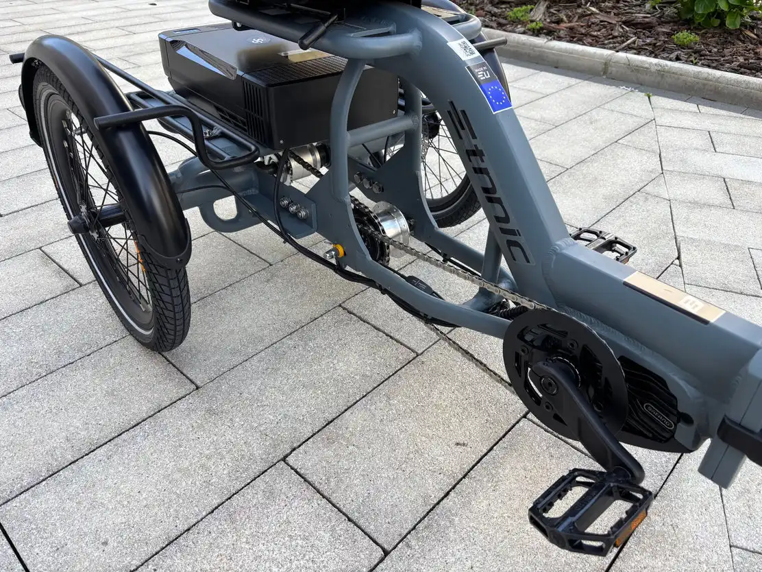 Dettaglio del motore centrale e della catena del triciclo per adulti elettrico Etnnic Mova