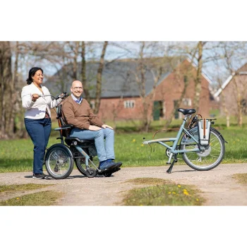 Van Raam OPair con telaio scomponibile, la sezione anteriore staccata e usata come sedia a rotelle